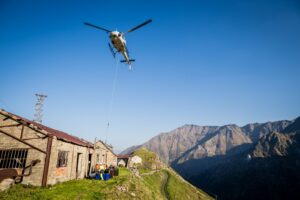 Photographe industrie - hélicoptère de chantier en montagne, site isolé