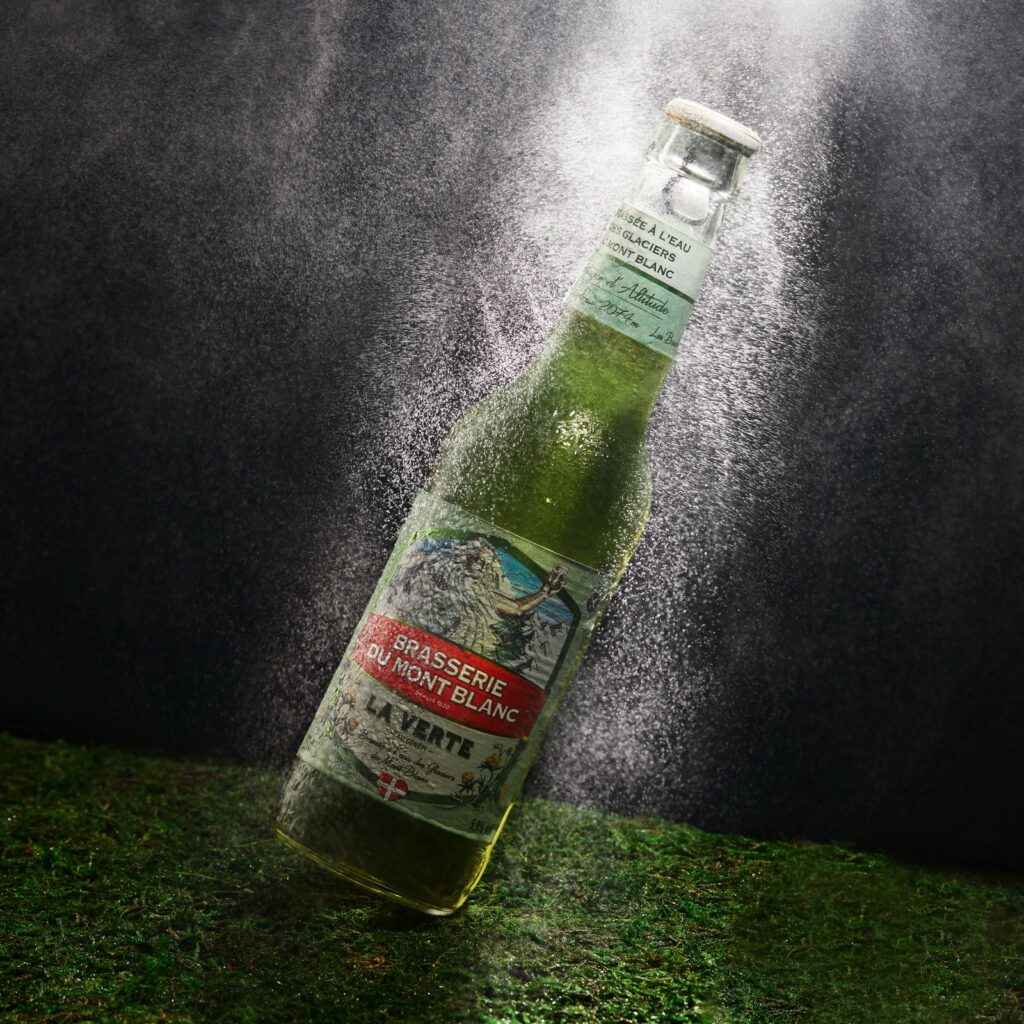 Photographe produit Le Mans - bouteille de bière La Verte, Brasserie du Mont Blanc, effet de pulvérisation en contre-jour
