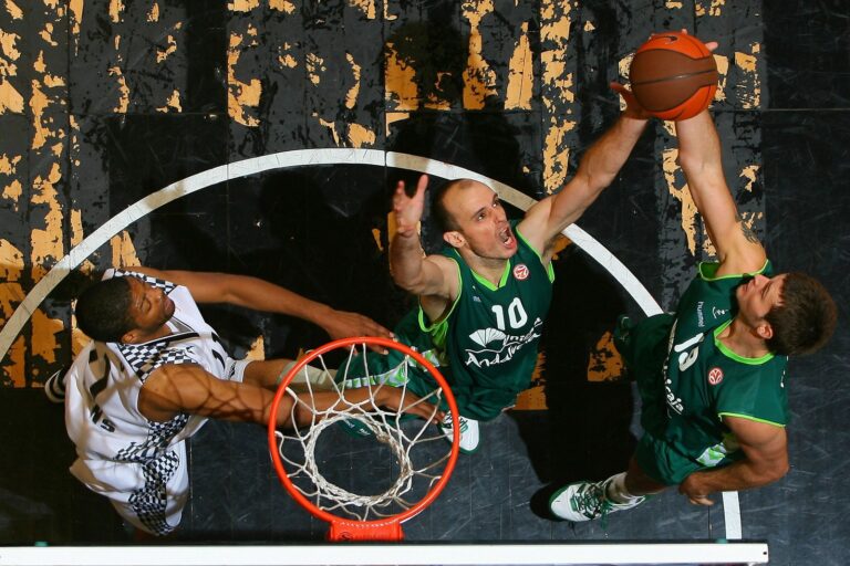 Reportage basketball Euroleague - duel aérien sous le panier, Orléans face à Unicaja Málaga