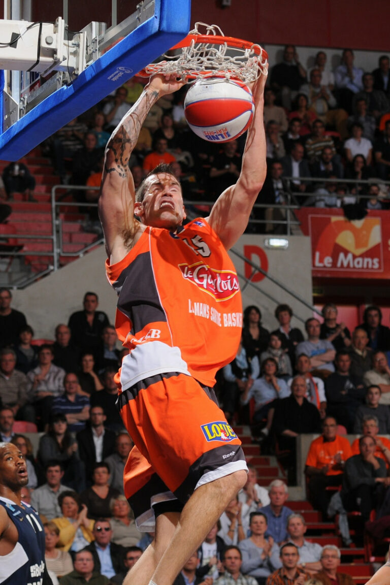 Reportage basketball Le Mans - dunk à deux mains, joueur MSB n°15