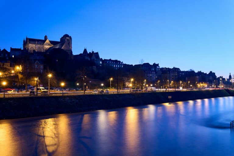 La cathédrale Saint-Julien du Mans illuminée à l'heure bleue, reflets des lumières sur la Sarthe