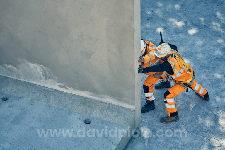Photographe BTP Sarthe - deux ouvriers poussant à la main un cadre béton pour le caler au millimètre, chantier du pont de Semallé