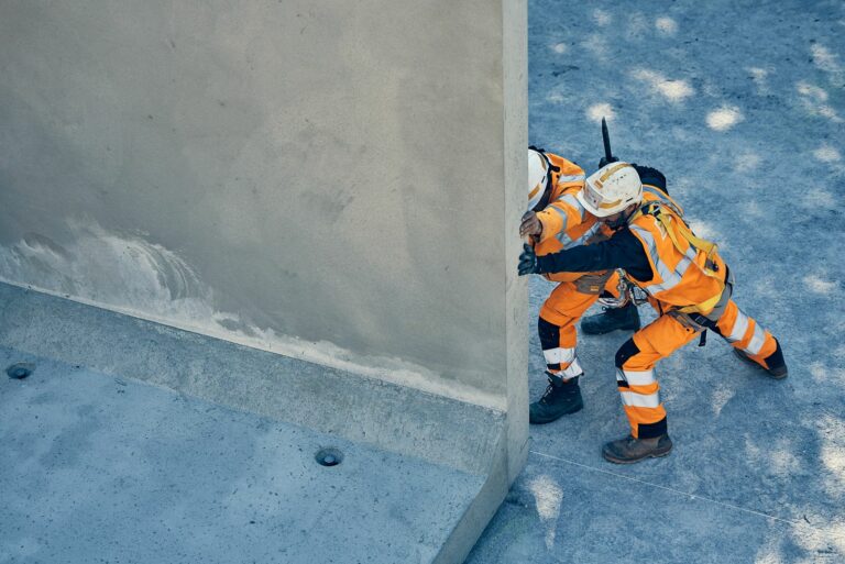 Photographe BTP Sarthe - deux ouvriers poussant à la main un cadre béton pour le caler au millimètre, chantier du pont de Semallé