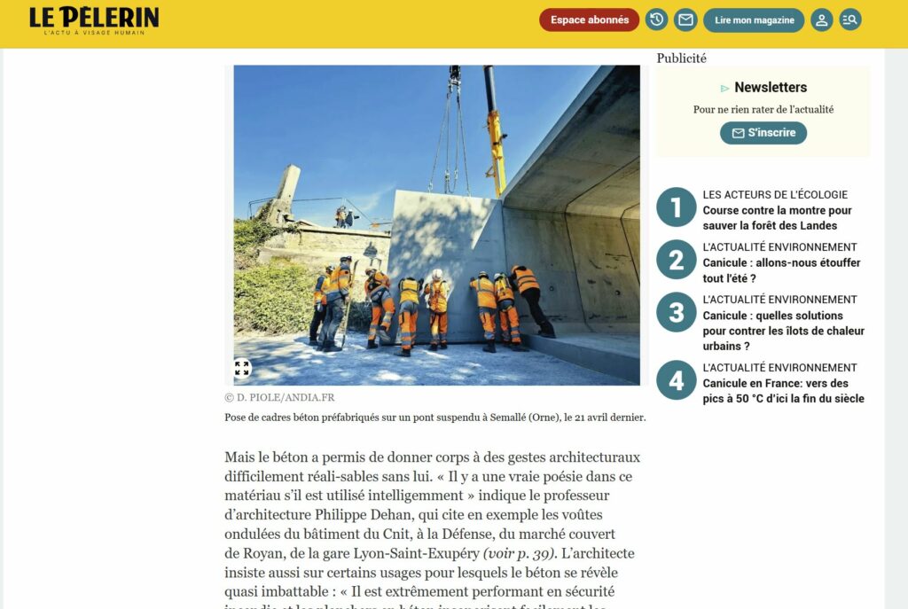 Photographe de chantier en Sarthe - équipe de compagnons guidant la descente d'un cadre béton à la grue, pont de Semallé (Orne)