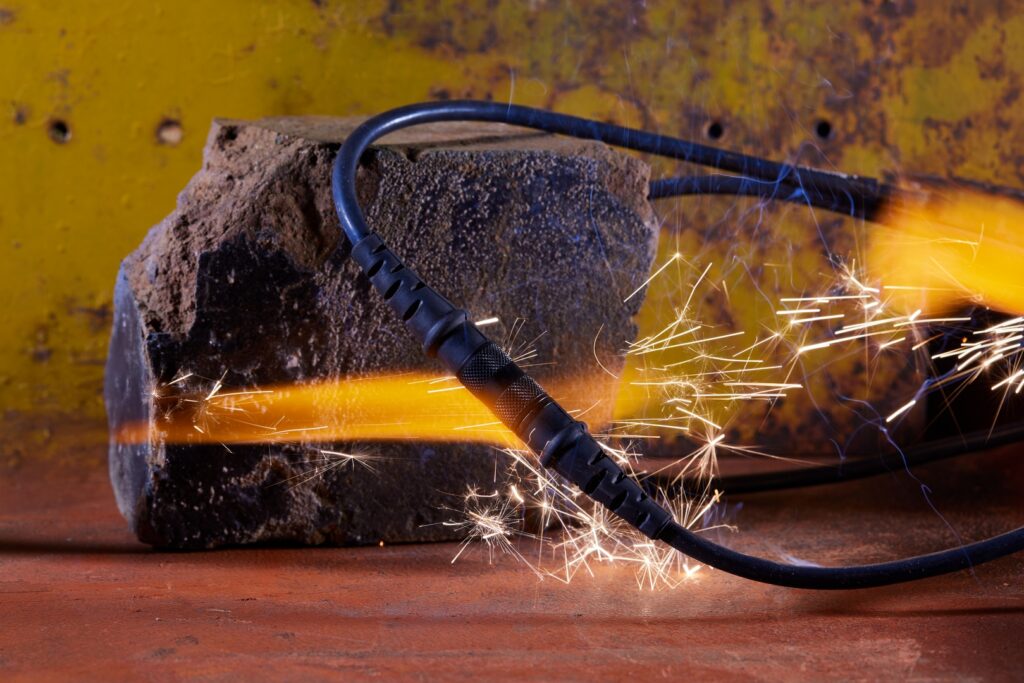 Photographe produit - câble industriel Bernier, mise en scène studio avec gerbe d'étincelles
