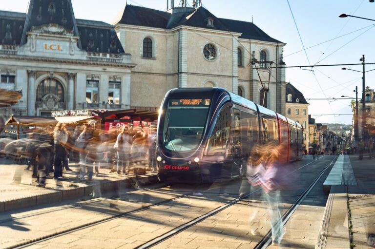 Banque d'images d'entreprise - pose lente à une station de tramway du Mans, voyageurs en silhouettes fantômes le long de la rame