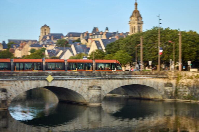 Banque d'images d'entreprise - tramway du Mans franchissant la Sarthe, Cité Plantagenêt en arrière-plan