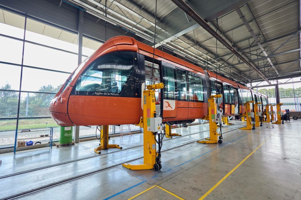 Photographe industrie au Mans - rame de tramway Setram levée sur vérins dans l'atelier du centre de maintenance