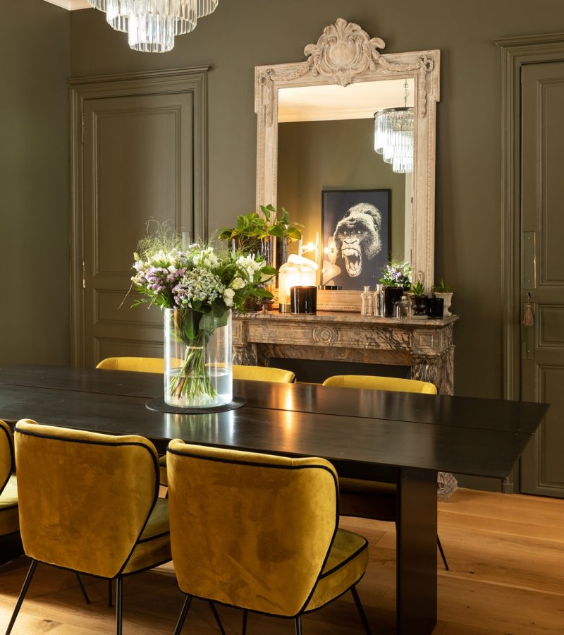 Photographe immobilier Le Mans - salle à manger de demeure de standing, cheminée marbre et décoration design