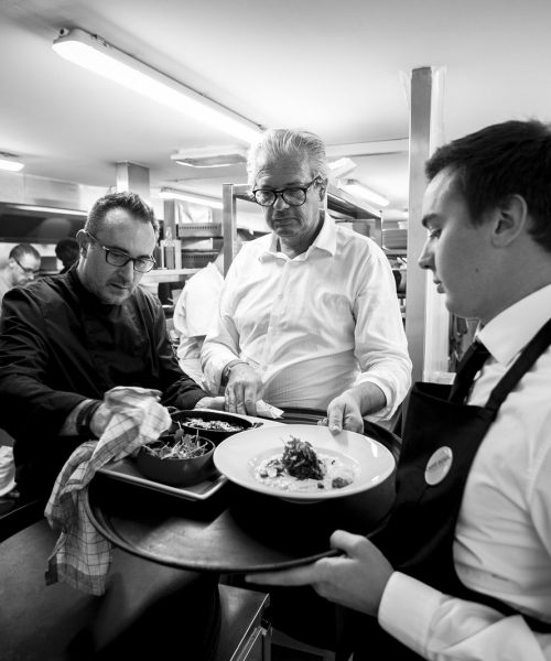 Reportage restauration - dressage d'assiettes en cuisine, service en salle